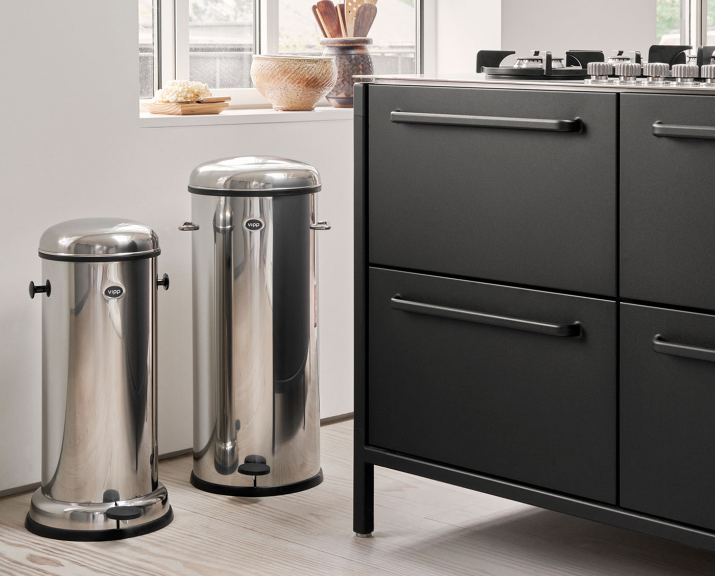 vipp-16-17-pedal-bin-stainless-steel-lifestyle.jpg vipp-16-17-pedal-bin-stainless-steel-lifestyle