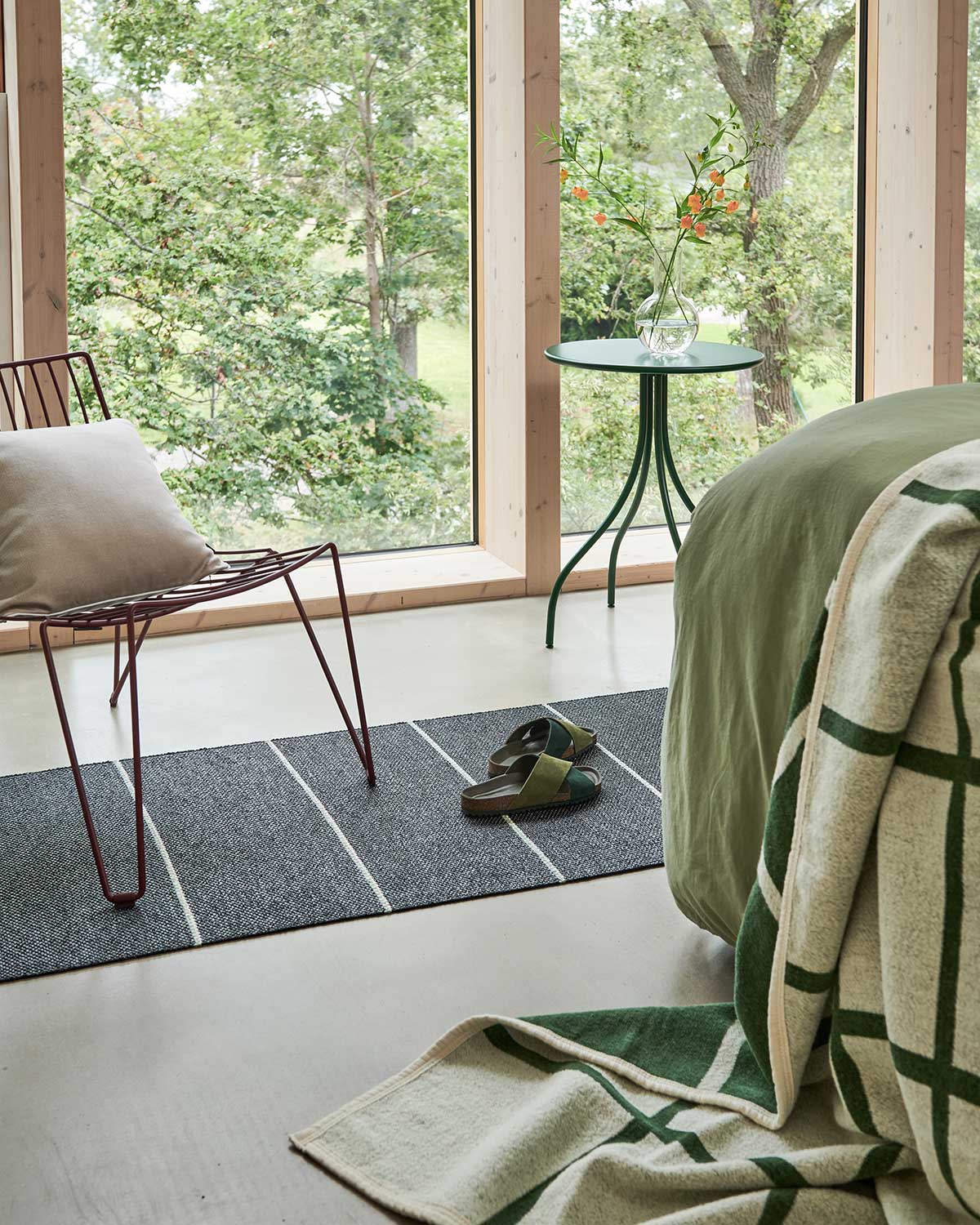 Pappelina-Lea-Runner-Black-Lifestyle-1