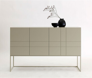 Kilt Light 137 skænk i farven 46 Dark Sand dekoreret med to sorte krukker