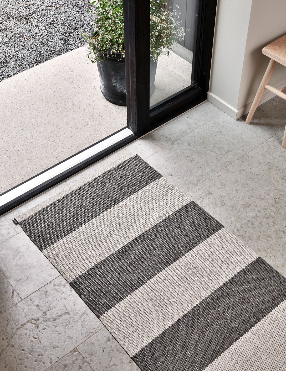 Pappelina-Bob-Gangmatta-Linen-Charcoal-Miljo_1