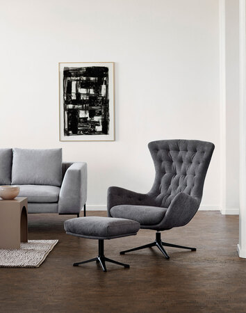 Sini Lænestol og fodskammel i stoffet Bellaria Thunder Grey med ben i sort aluminium i moderne stue