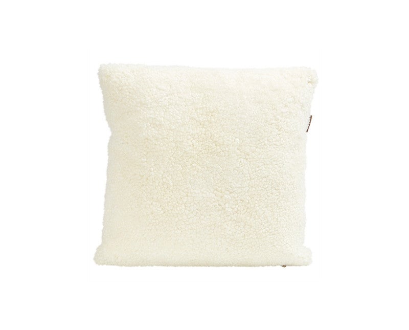 Alice-Farskinnskudde-50x50-Vit