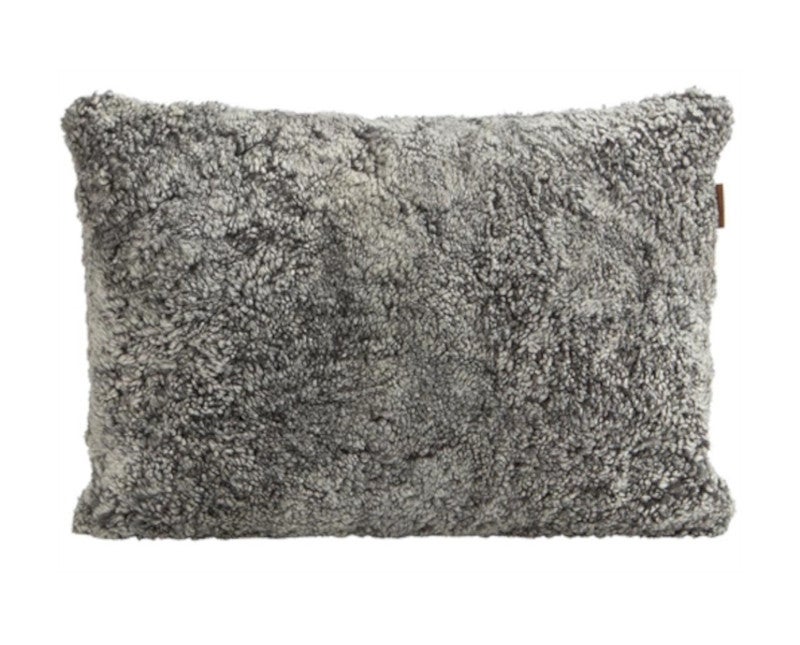 Alice-Farskinnskudde-60x40-Gragrafit