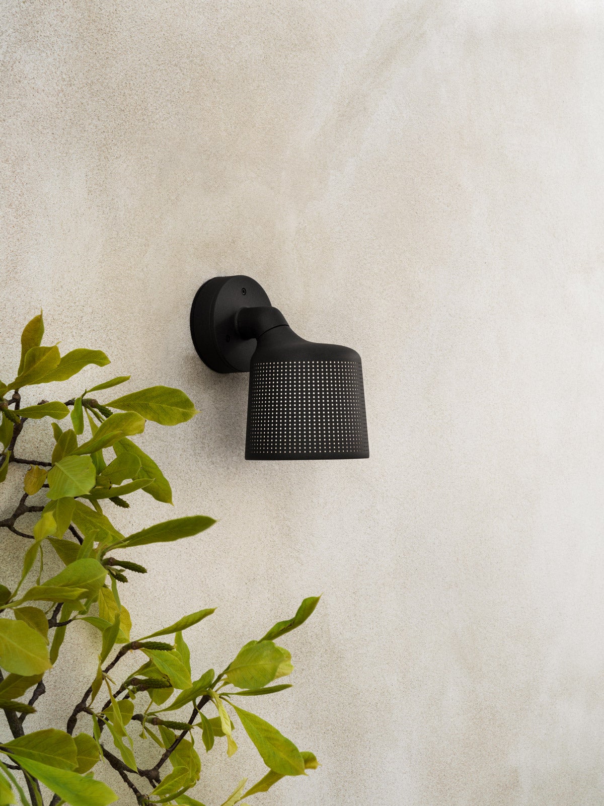 Vipp551_outdoor-wall-spot-black-lifestyle04