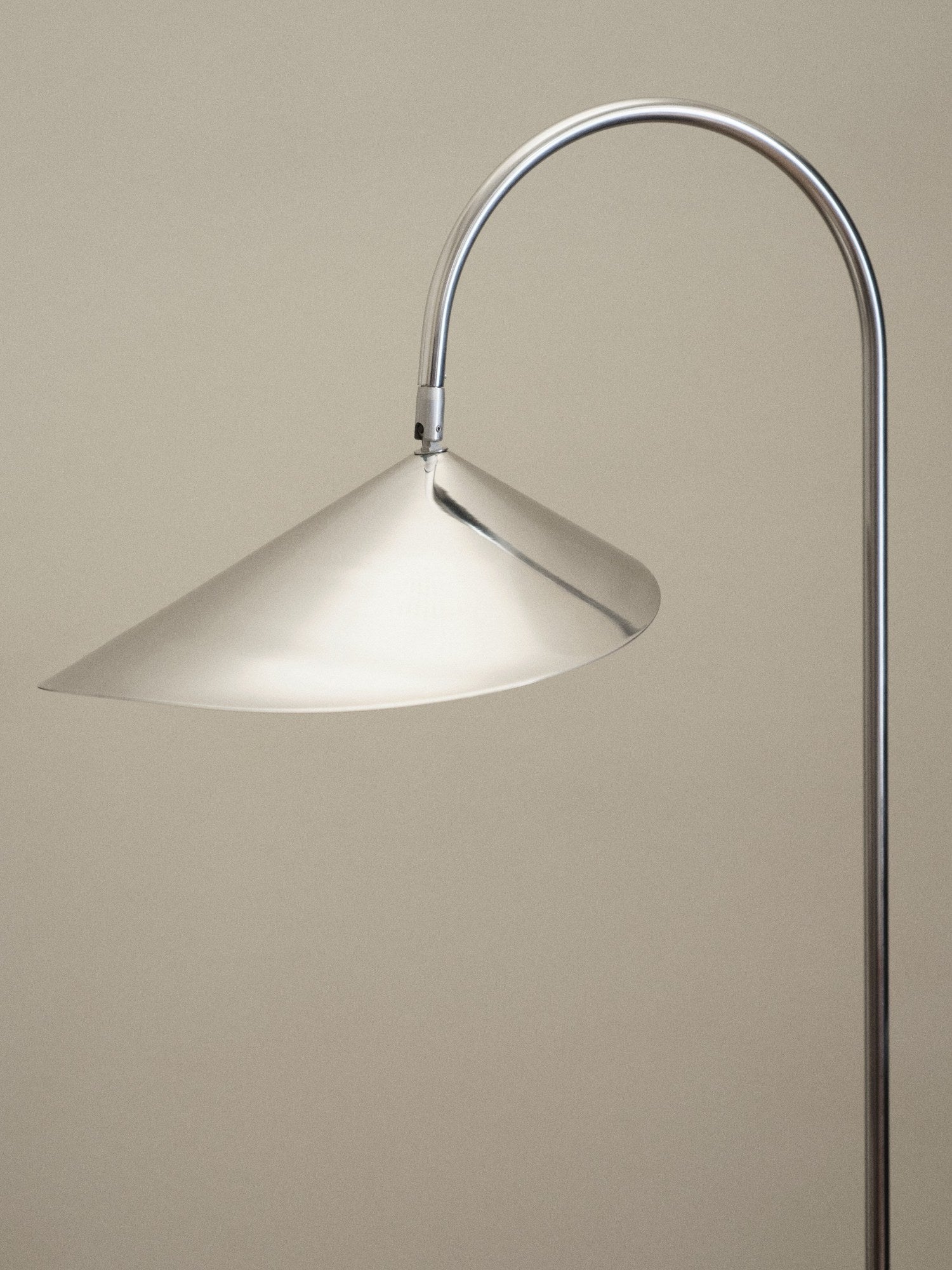 Ferm-Living-Arum-Floor-Lamp-Stainless-Steel-miljo-1