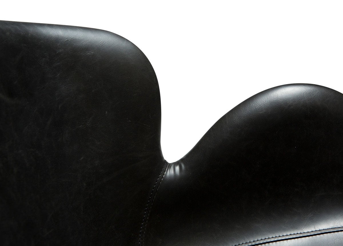 Dan-Form-Gaia-Loungestol-Svart-PU-Detalj