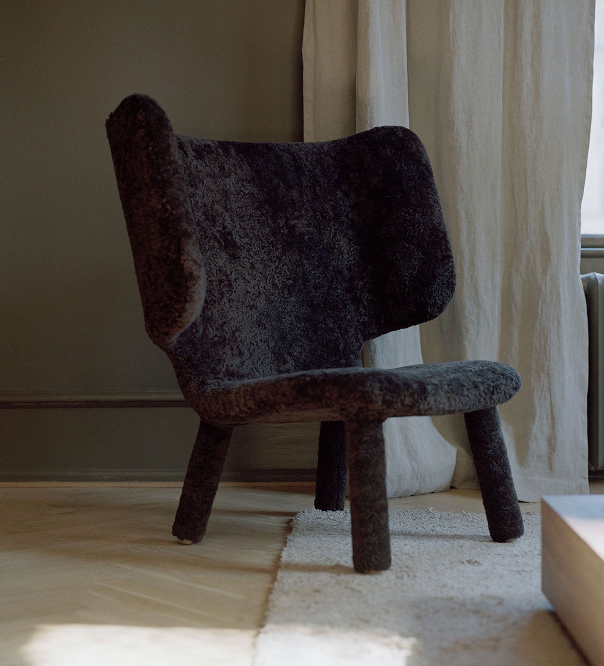 New-Works_Our-Copenhagen-Home_2019_Tembo-Lounge-Chair_Skandilock-Curly-17-mm-Mocha