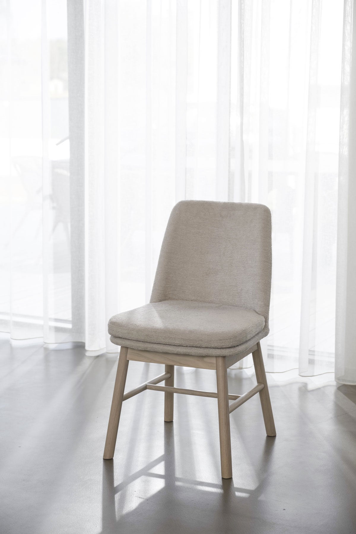 Amesbury-Stol-Ljusbeige-Vitpigm-Miljo