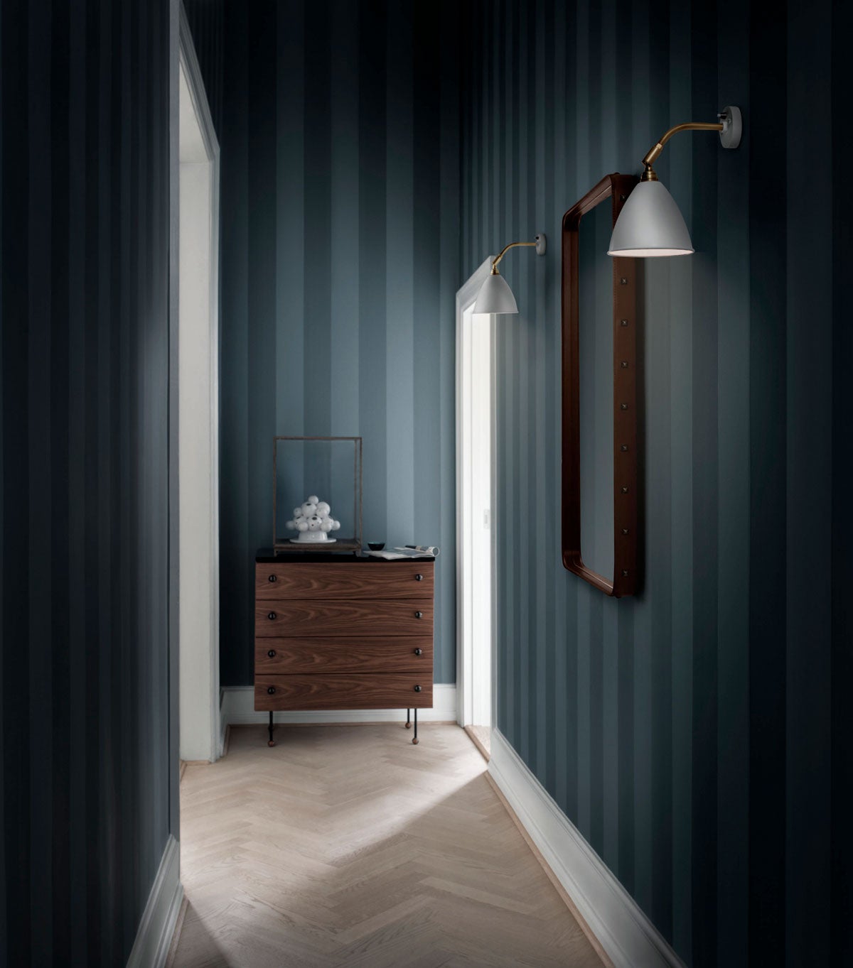 62Dresser-byra-Adnet-spgel-BL7-vagglampa-gubi