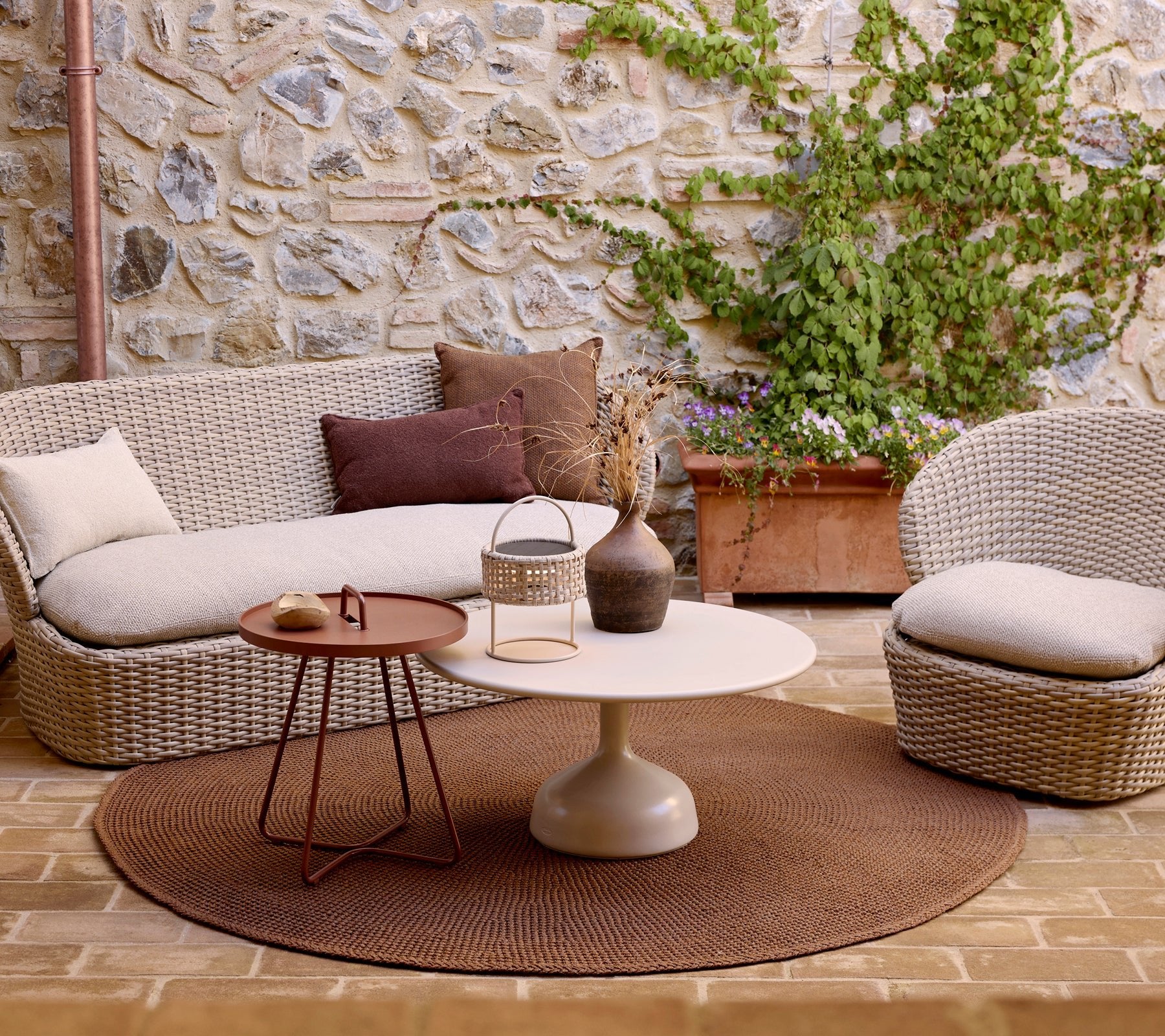 Cane-line-miljo-Coast_lounge_-_Knit_rug_-_Glaze_coffetable_-_On-the-move_side_table_6546_67abf90e-742b-447a-b21f-c11080690218
