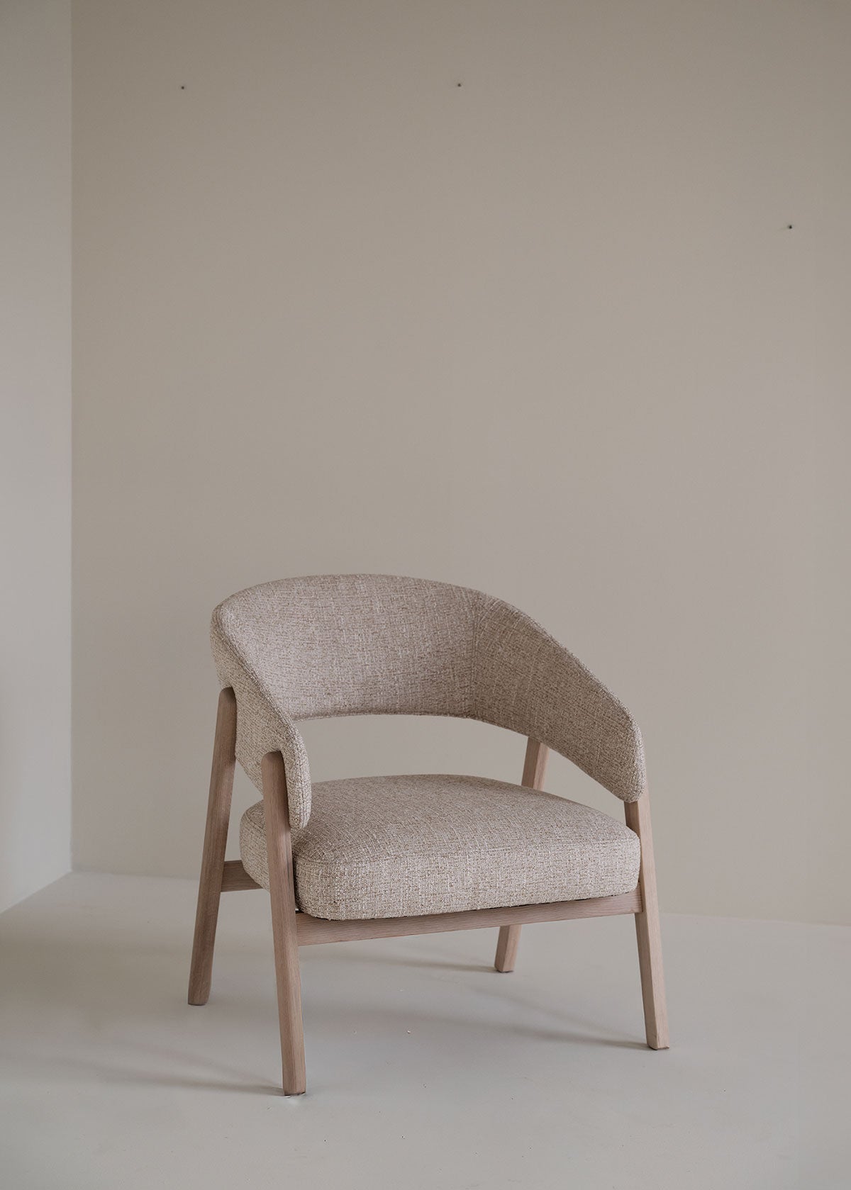 Rowico-Barnaby-Lounge-Chair-Light-Beige-WW-Oak-Lifestyle