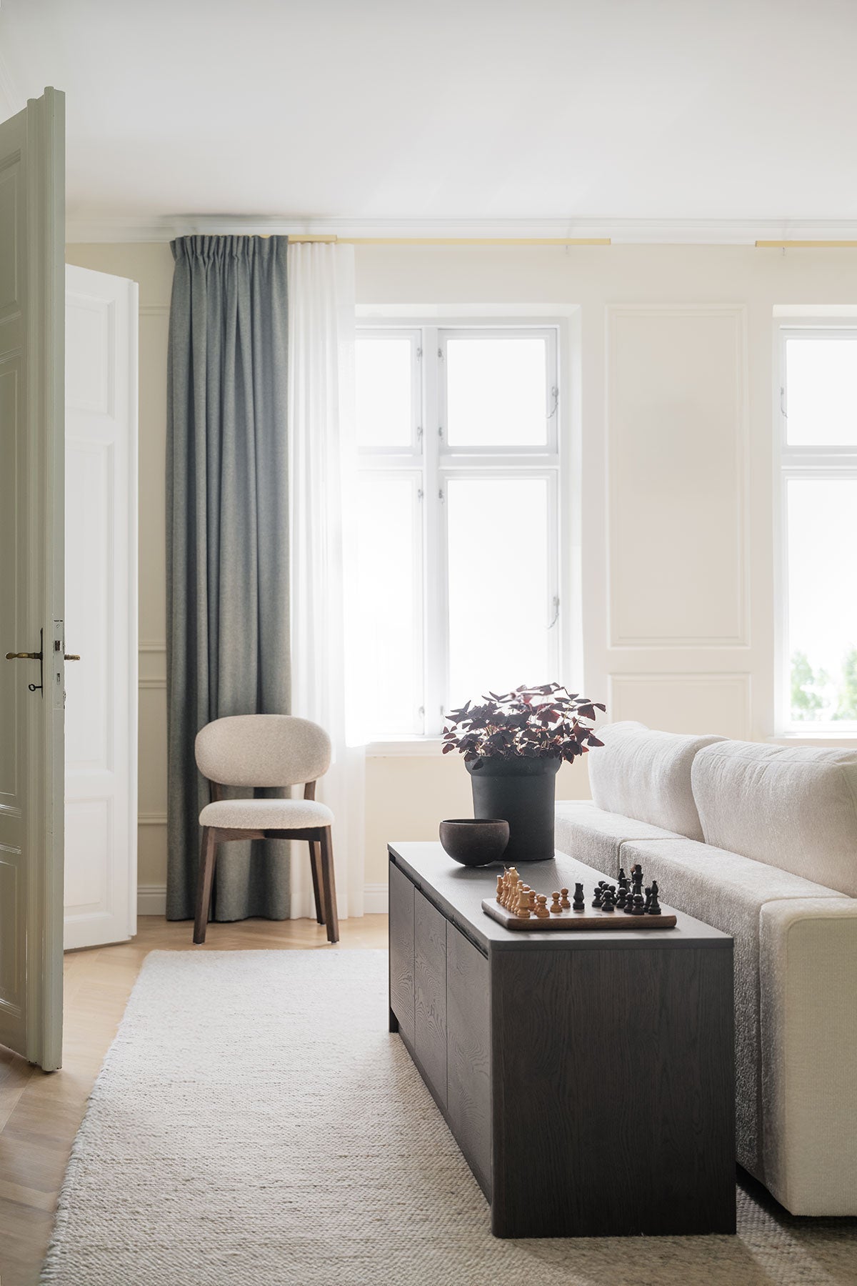 Rowico-Melstone-Lowboard-Brown-Oak-Lifestyle