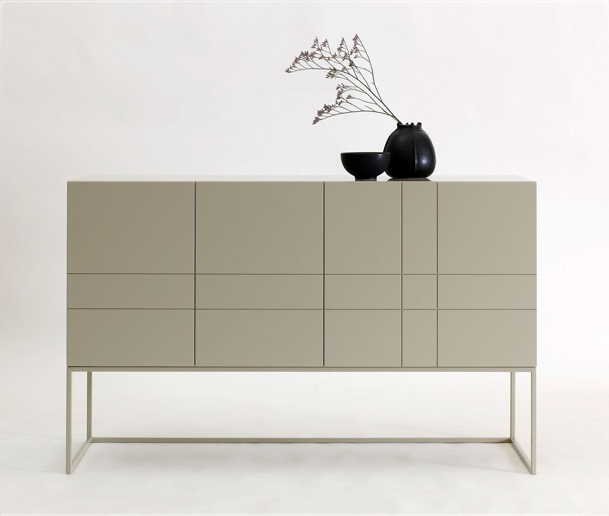 Kilt Light 137 skænk i farven 46 Dark Sand dekoreret med to sorte krukker