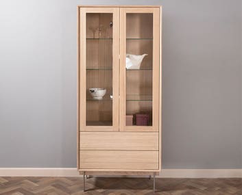 Elegant-vitrinskap-2dorrar-2lador