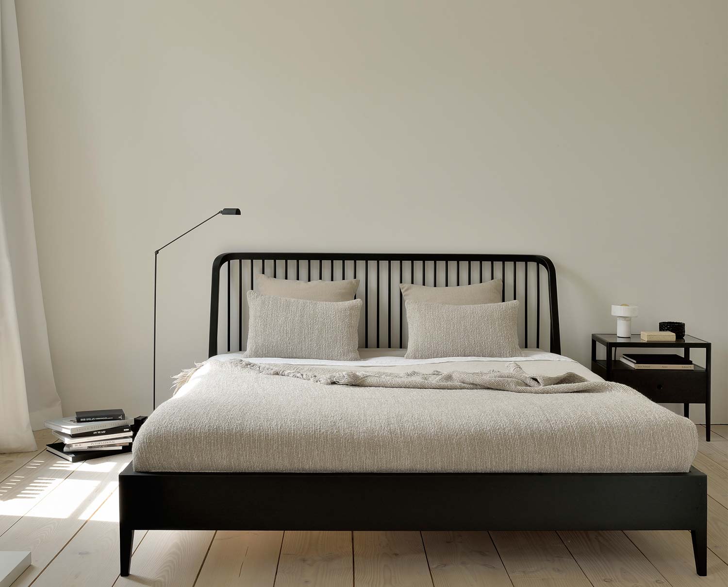 Spindle-bed-svart-m1-Ethnicraft