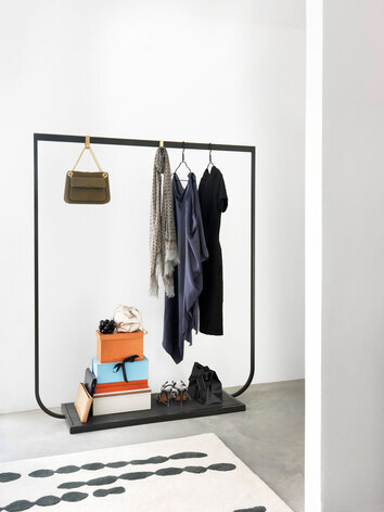 Tati knagerække i bredden 130 centimeter i farven Char Grey med stenplade i Neo Marquina med tøj, tasker og sko