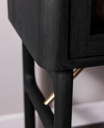 Ant-Vitrinskåp-Svartoljad-Ask-Miljöbild_01