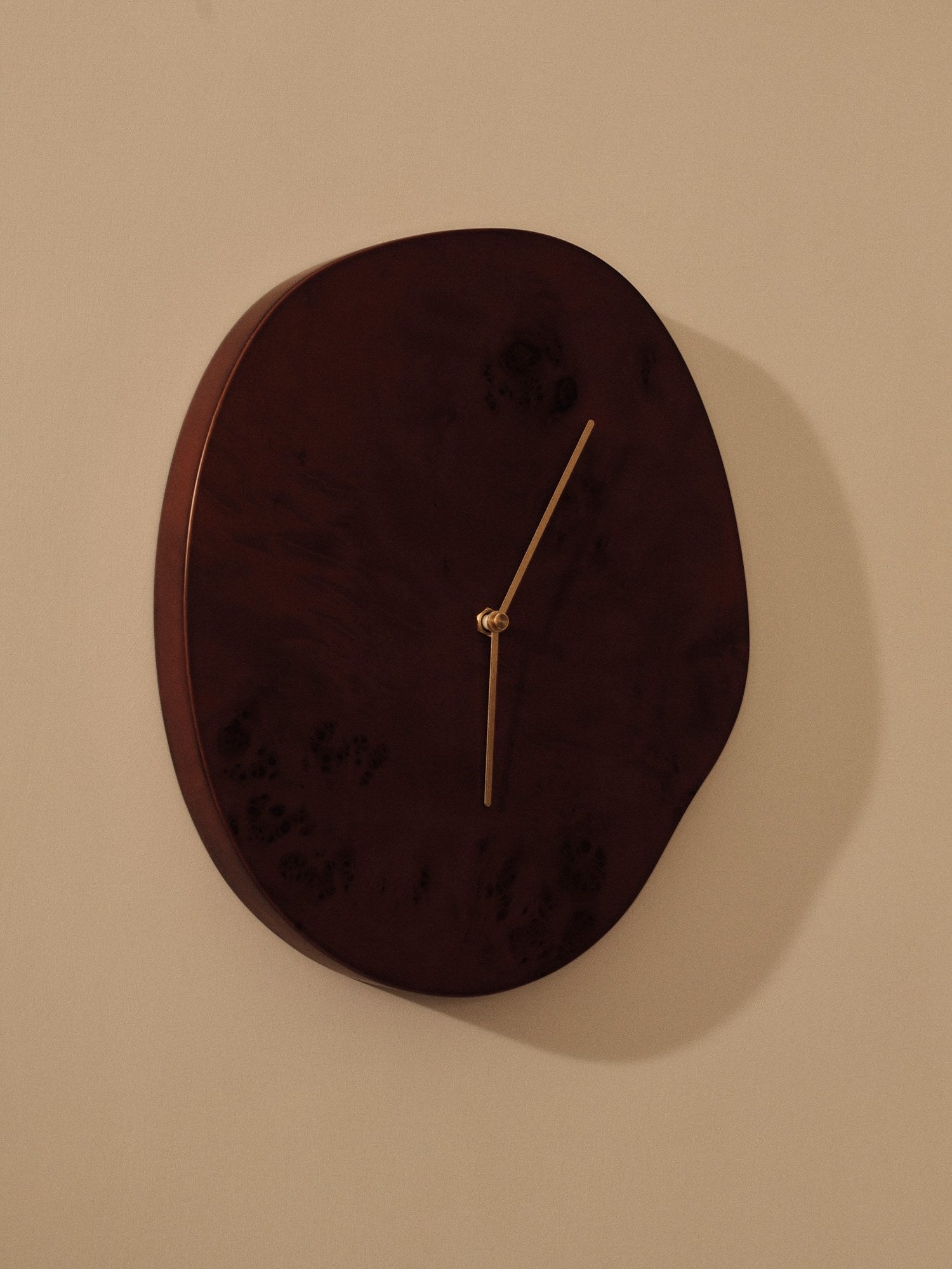 Ferm-Living-Melt-Wall-Clock-Dark-Stained-Burl-2413-miljo-1