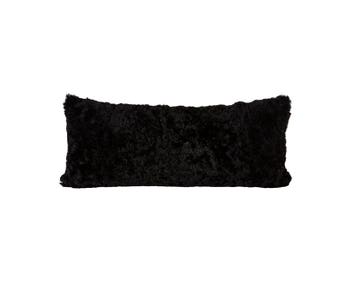 Lina-Farskinnskudde-60x25-Svart