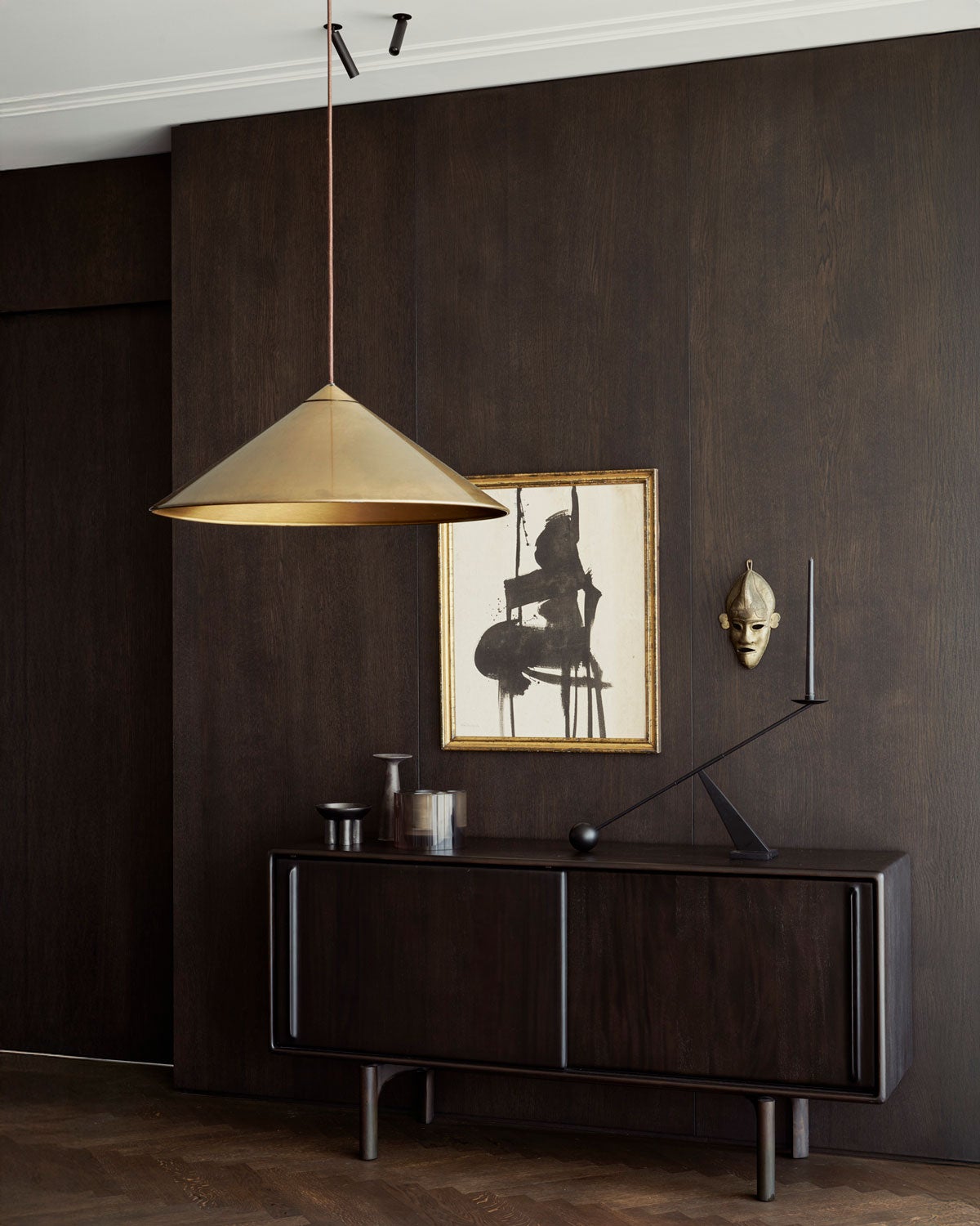 Flow Skænk med en bredde på 168 centimeter dekoreret med lysestager i sort farve