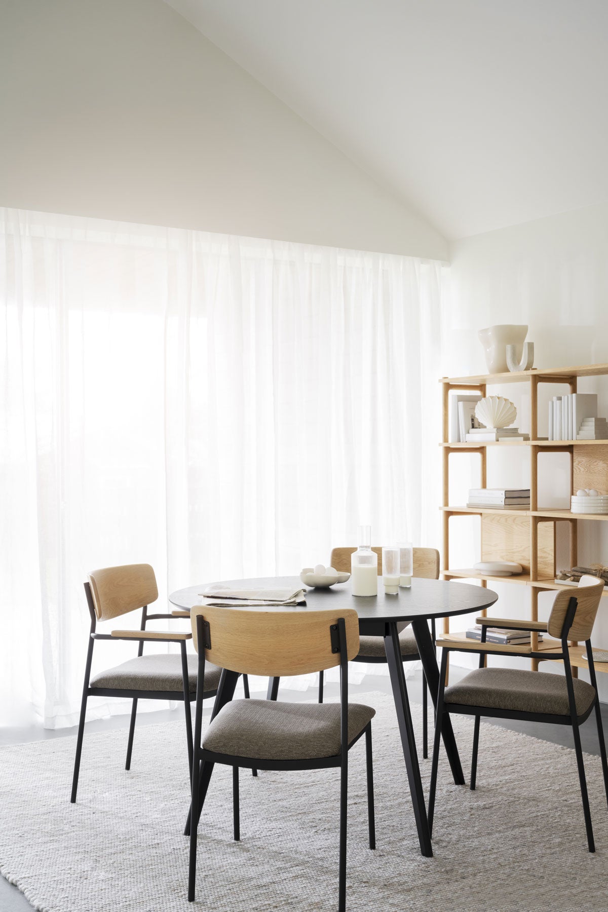 52212-123072-123082-123095_b_mb_MAYMONT_chair_is_stackable_Yumi_table_01
