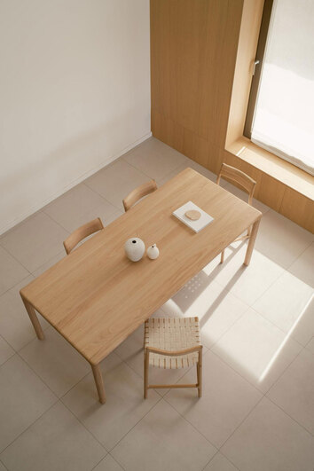 Derven Spisebord i hvidolieret eg med fire spisestole i en stor, rummelig spisestue