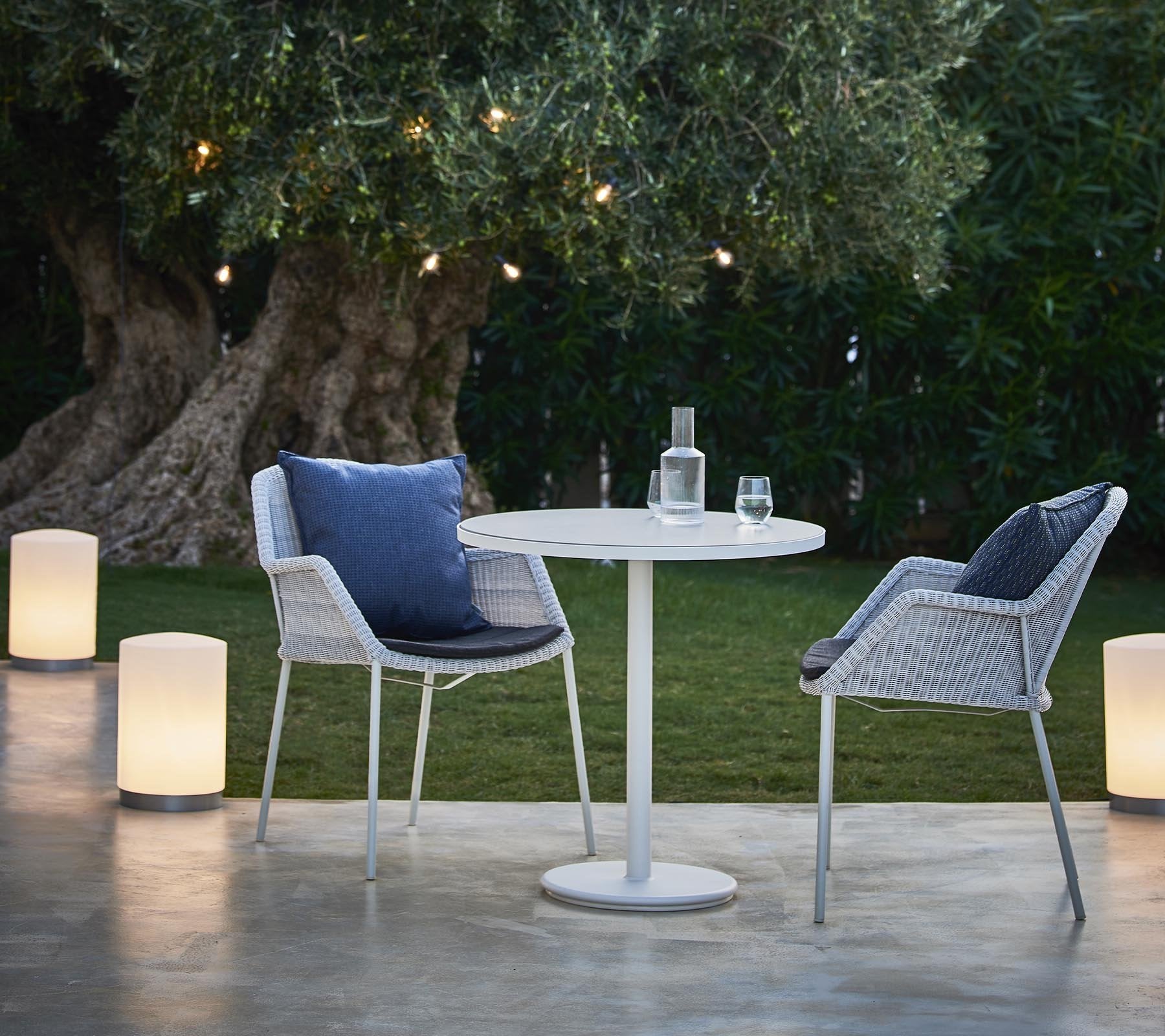 Cane-line-miljo-Ikke-navngivet-1_0004_Breeze_chair_go_cafe_table_drum_lamp_2_273_2a4b8ad4-5bfa-4ee7-8db6-3702b17911b7