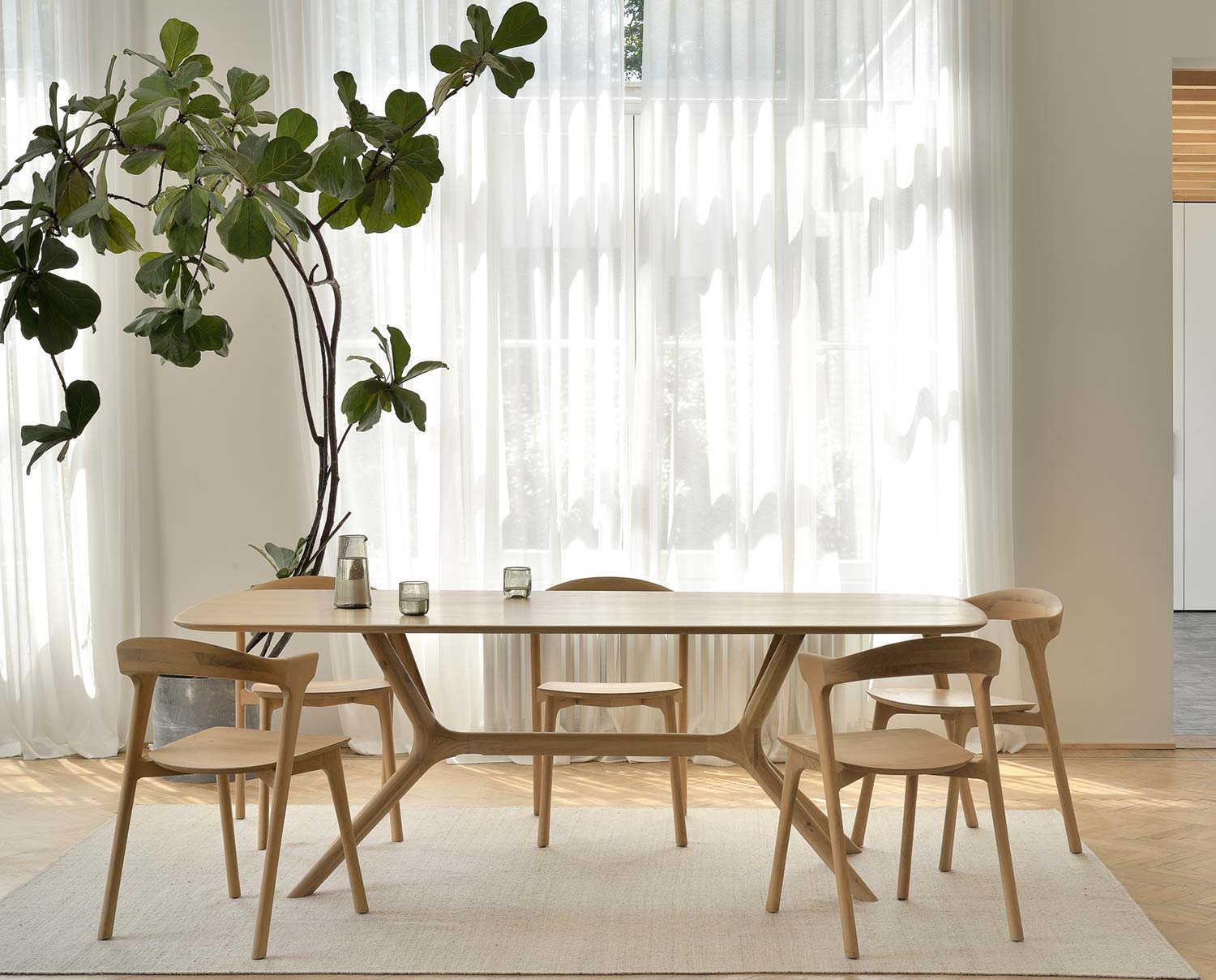 50028-Oak-X-Matbord-51490-Oak-Bok-Stol-21700-Nomad-Sand-Matta-Ethnicraft