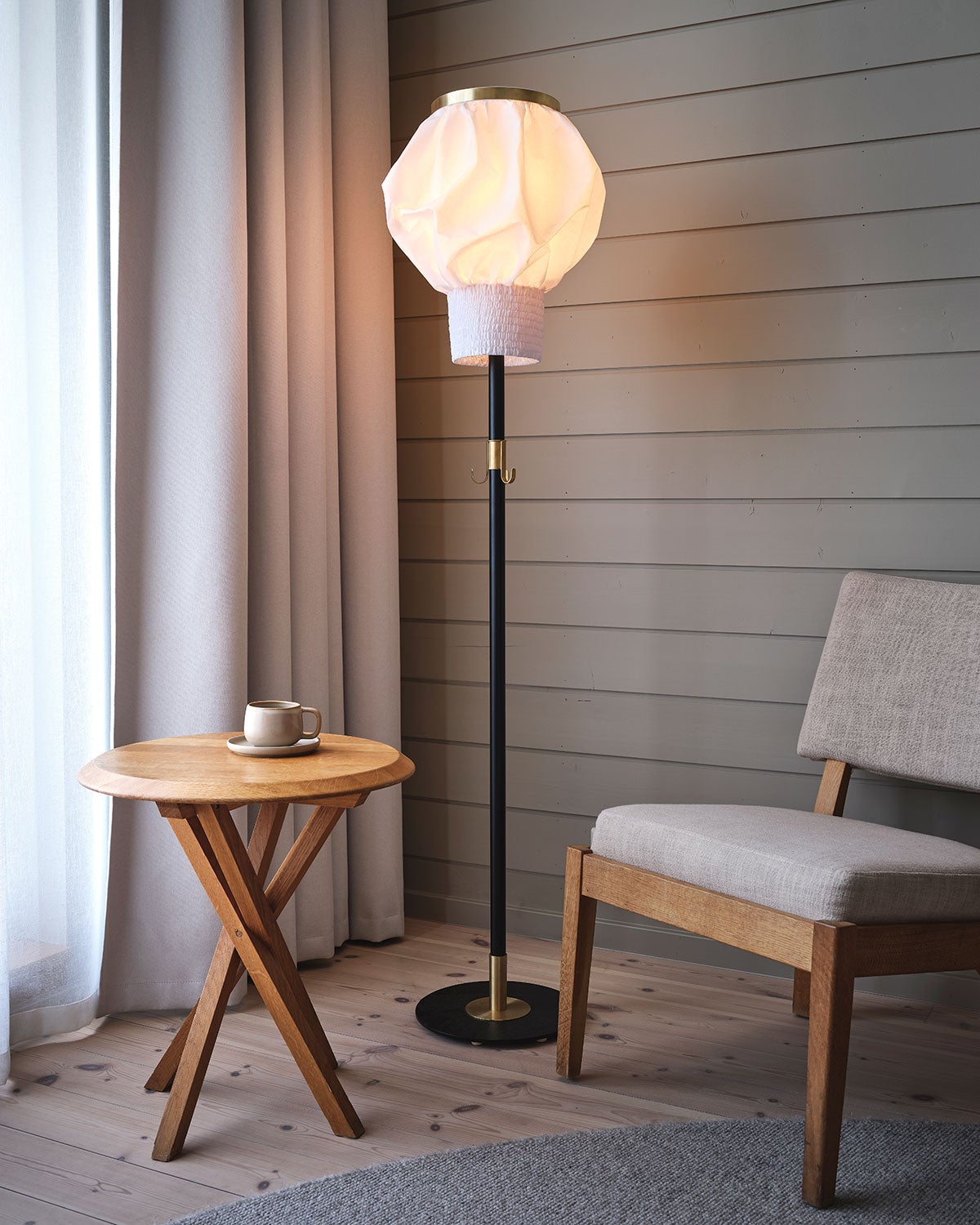 Orsjo-Belysning-Q-Cuff-Floor-Lamp-Lifestyle