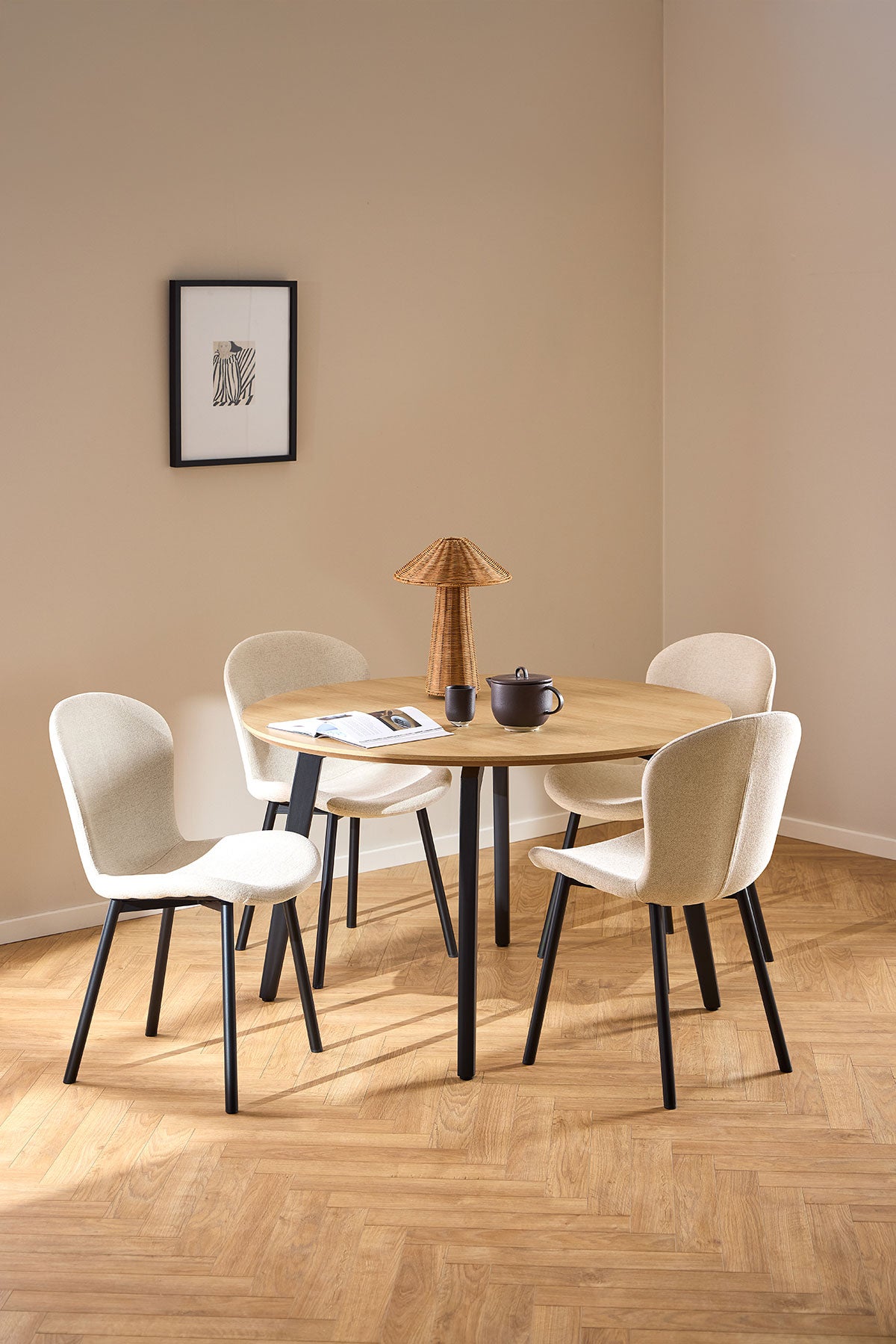 Fire Esra Stole i stoffet Apia Beige rundt om et spisebord i en spisestue