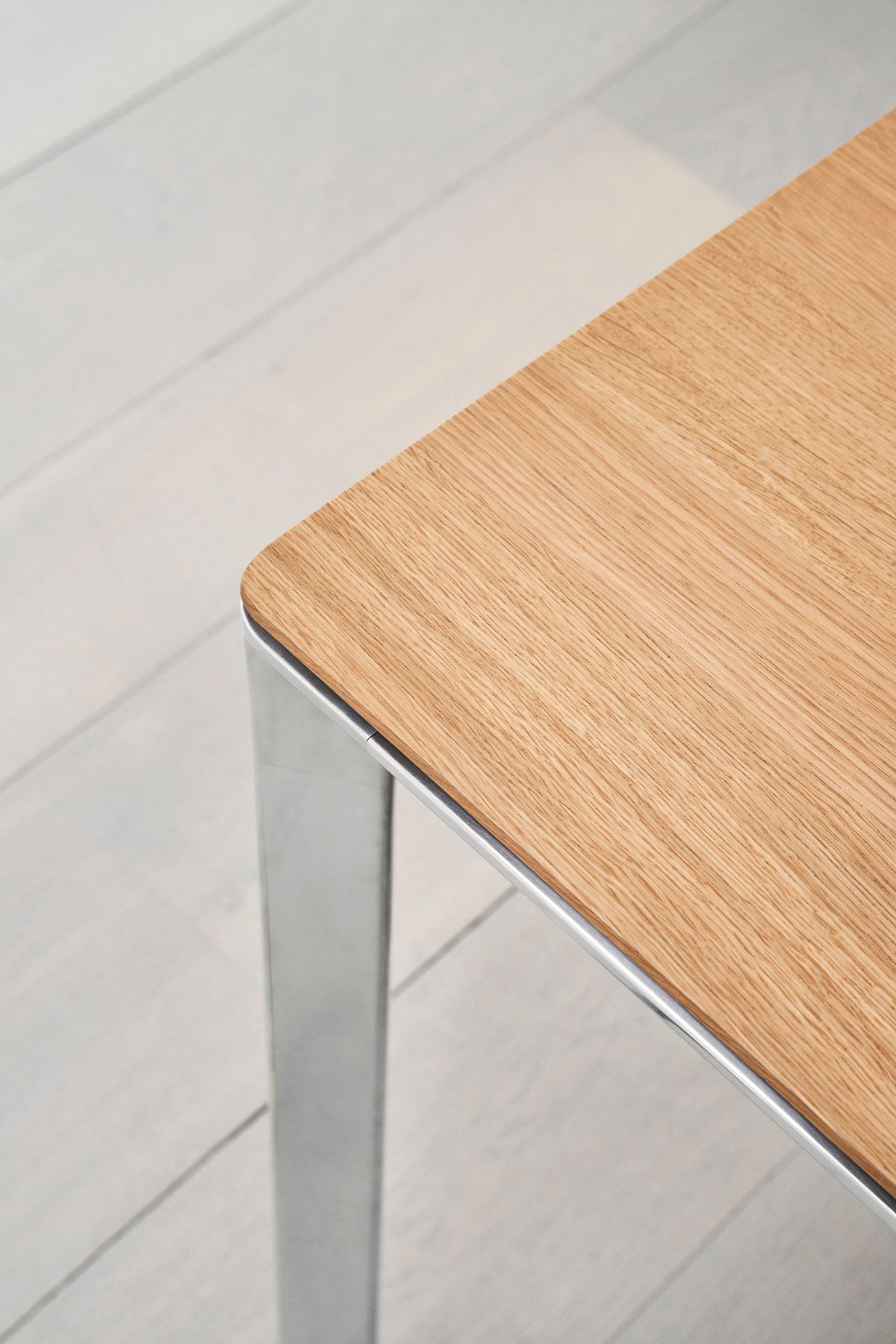 Vipp-433-Table-Medium-Light-Oak-Detail