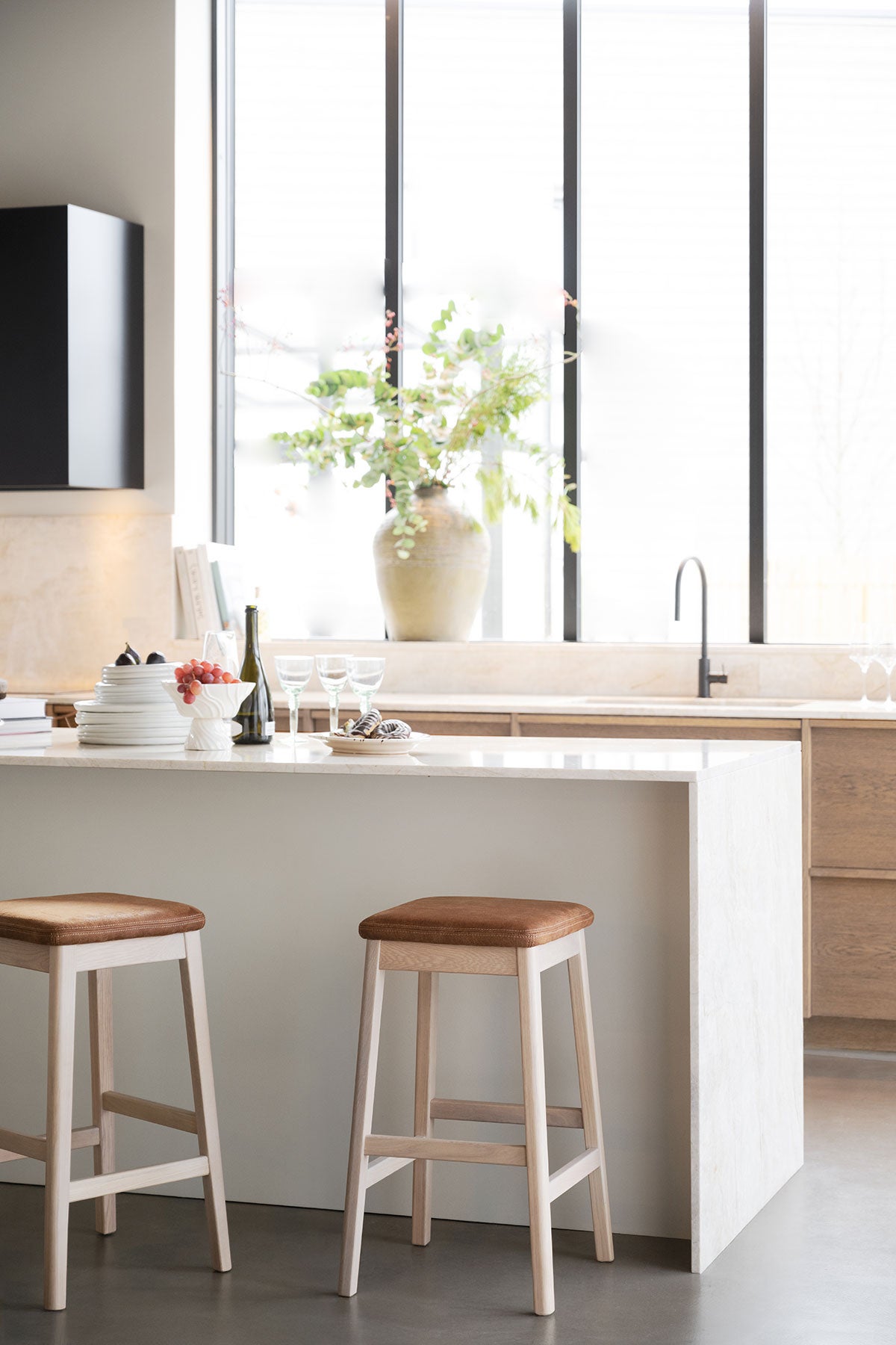 Rowico-Livermore-Barstol-Vitpigm-Ek-Miljo