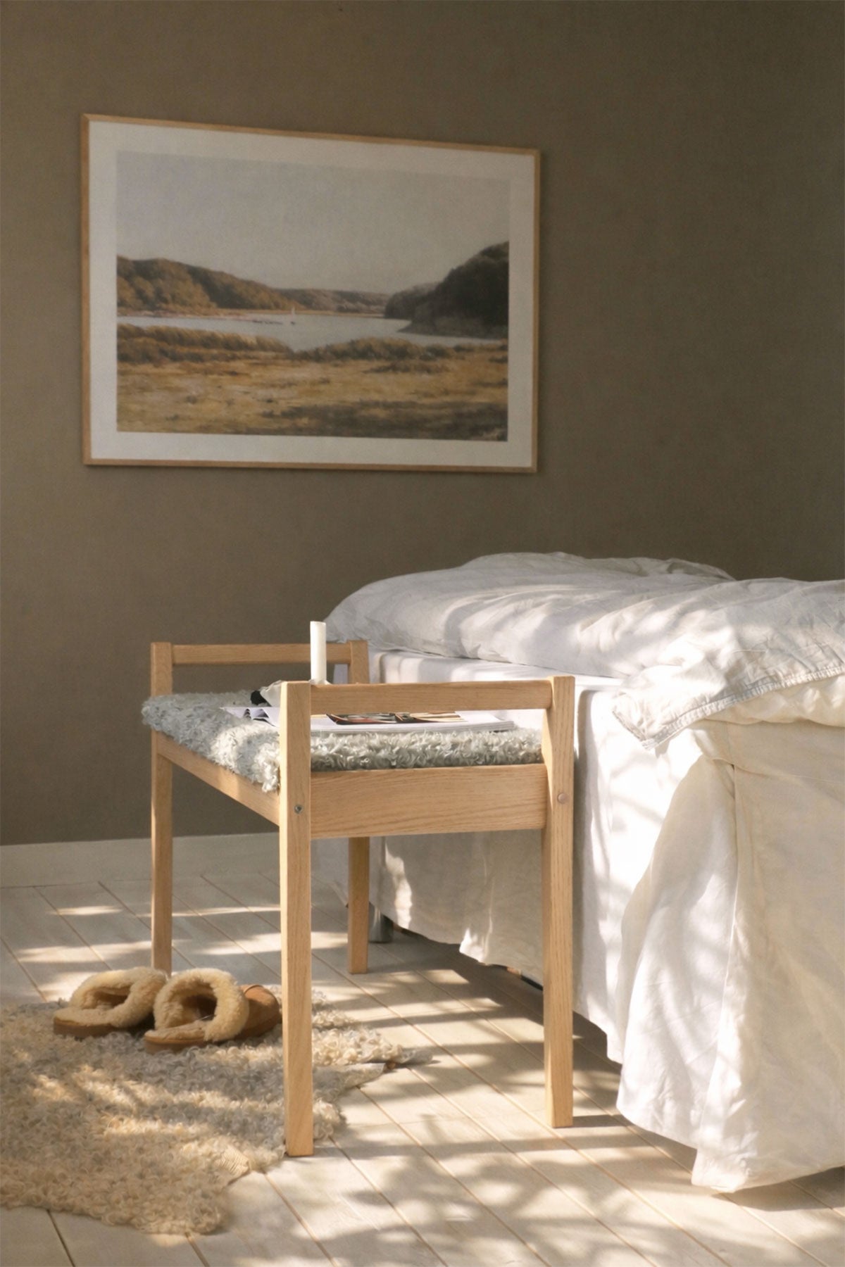 Meja-bänk-vitoljad-ek-ljusgrått-fårskinn-lifestyle-jpg