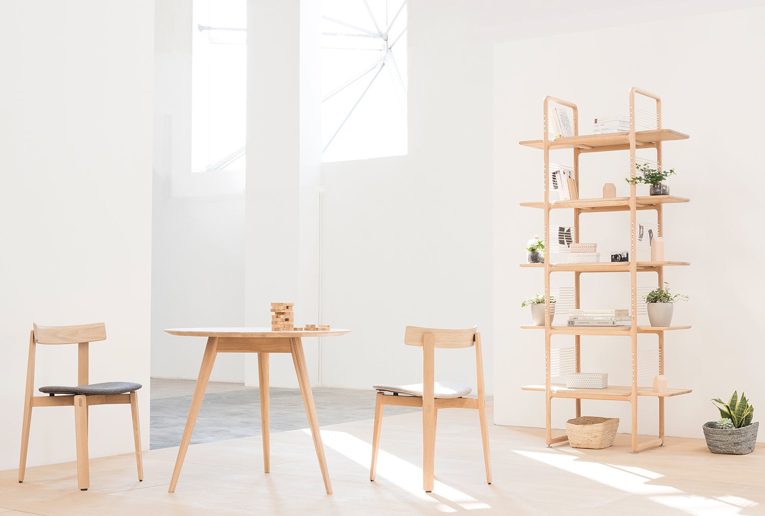 Muse-shelf-Nora-chair-Stafa-round-table-miljo