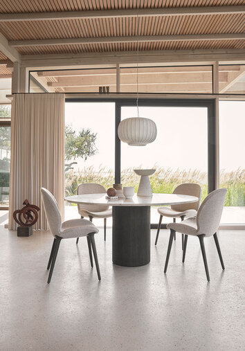 Vipp 462 Lodge Stol i stoffet Chestnut/Beige med mørke egetræben som en del af en spisegruppe