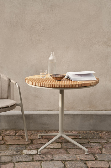 Vipp 717 Open-Air Cafébord på en skyggefuld terrasse