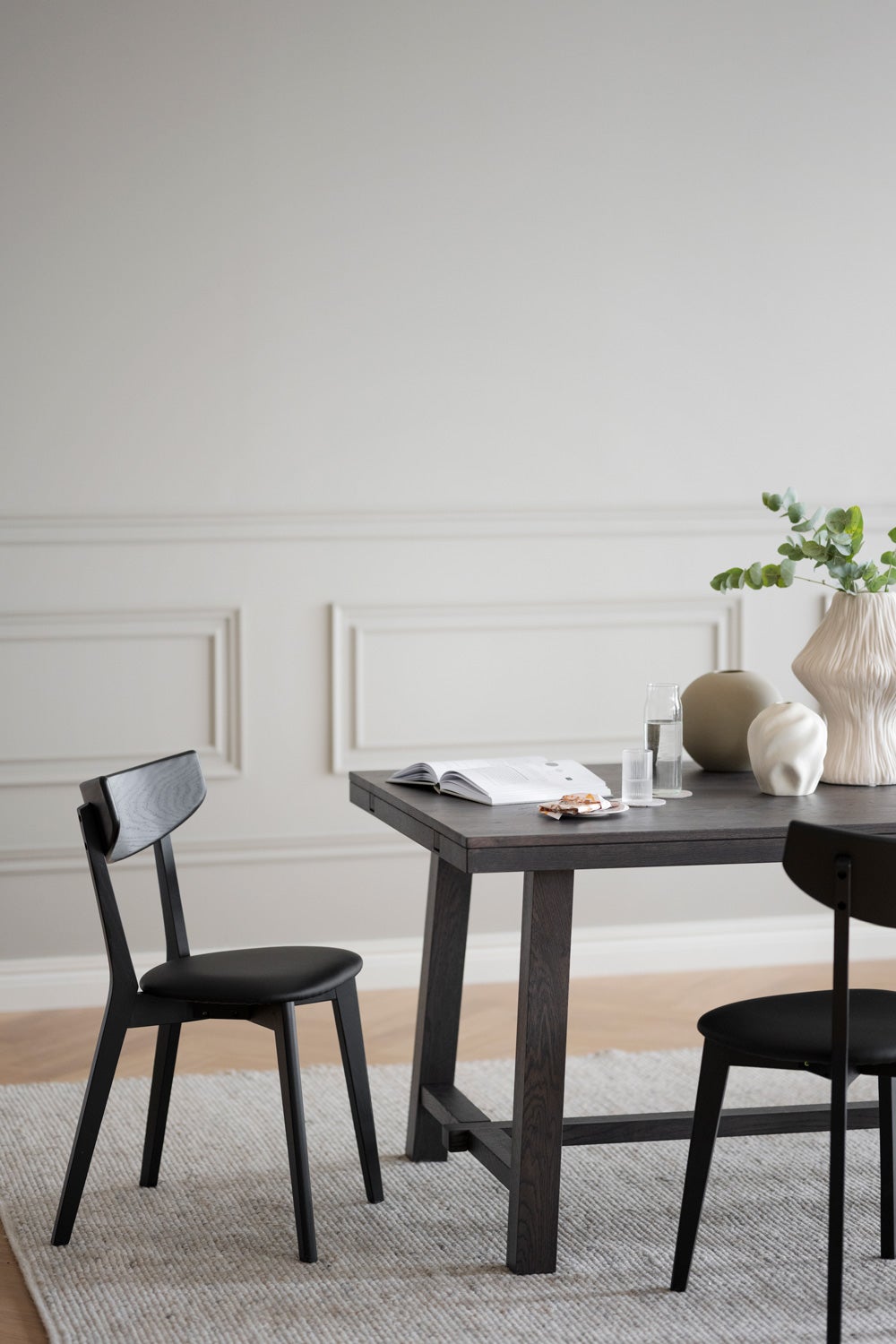 Brooklyn-Bord-Ami-stol-52207-svart-miljo