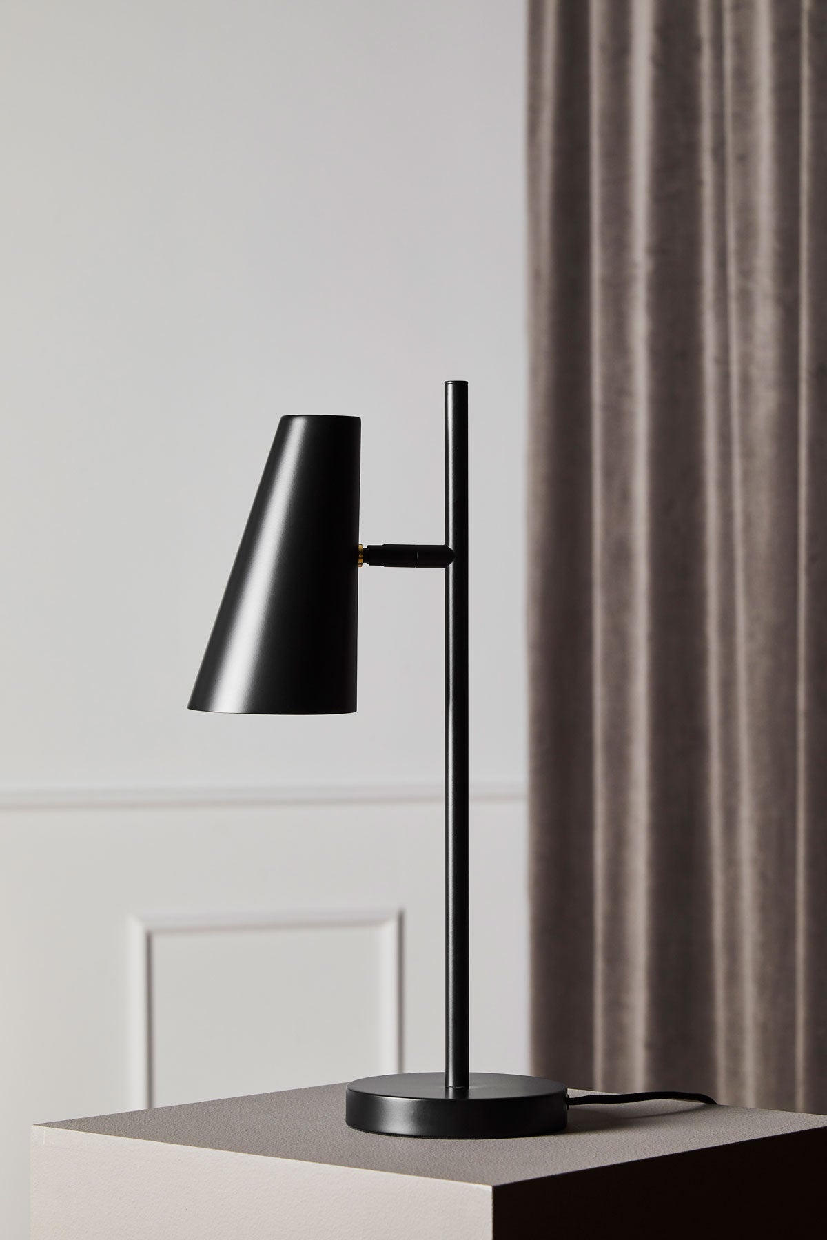 Cono-Table-Lamp-Black-Metal-Lifestyle