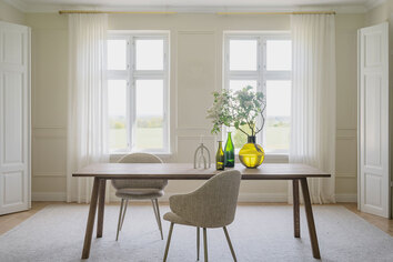 Rowico-Clapperton-Dining-Table-Sand-Oak-Lifestyle