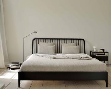 Spindle-bed-svart-m1-Ethnicraft