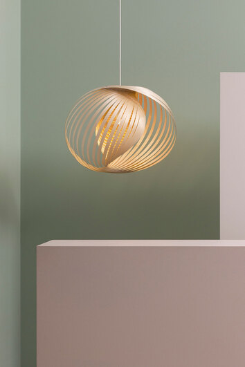 Adilo 8200 Loftlampe i birk, der hænger mod en lysegrøn væg