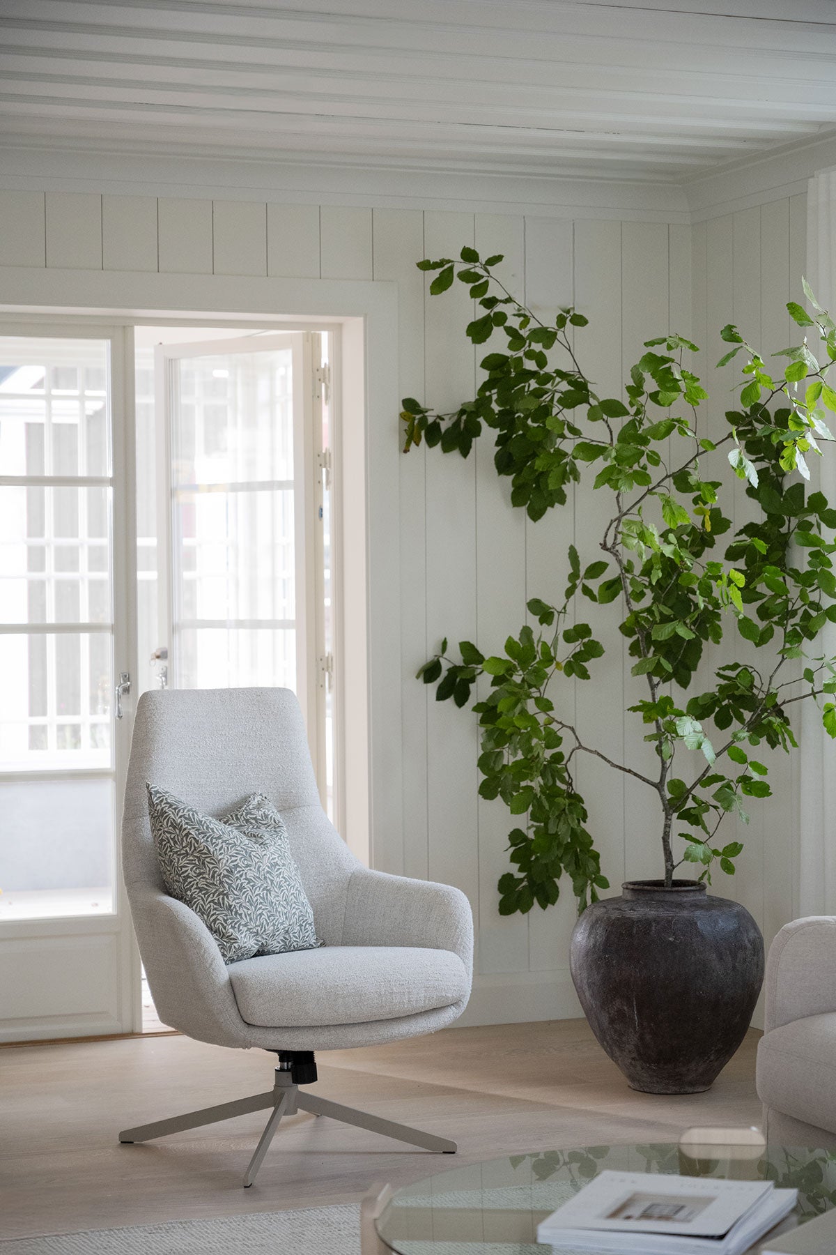 Conroe-Fatolj-Tyg-Leigh-Ljusbeige-Miljo