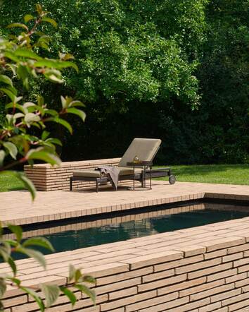 Ethnicraft-Jack-Outdoor-Lounger-Black-Teak-Green-Lifestyle