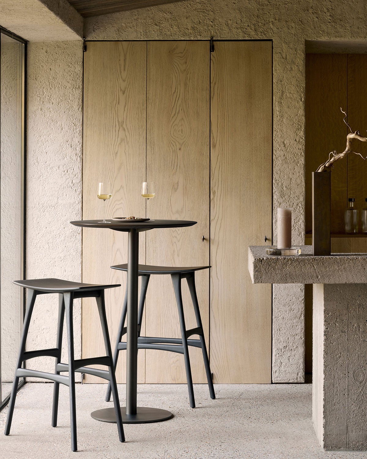 Ethnicraft-Blend-Bar-Table-Dark-Bronze-Brown-Oak-Lifestyle