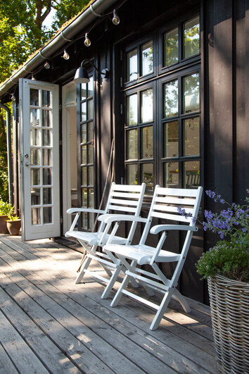 Cinas-York-Klappstol-Vitmålad-Mahogny-Miljöbild-02