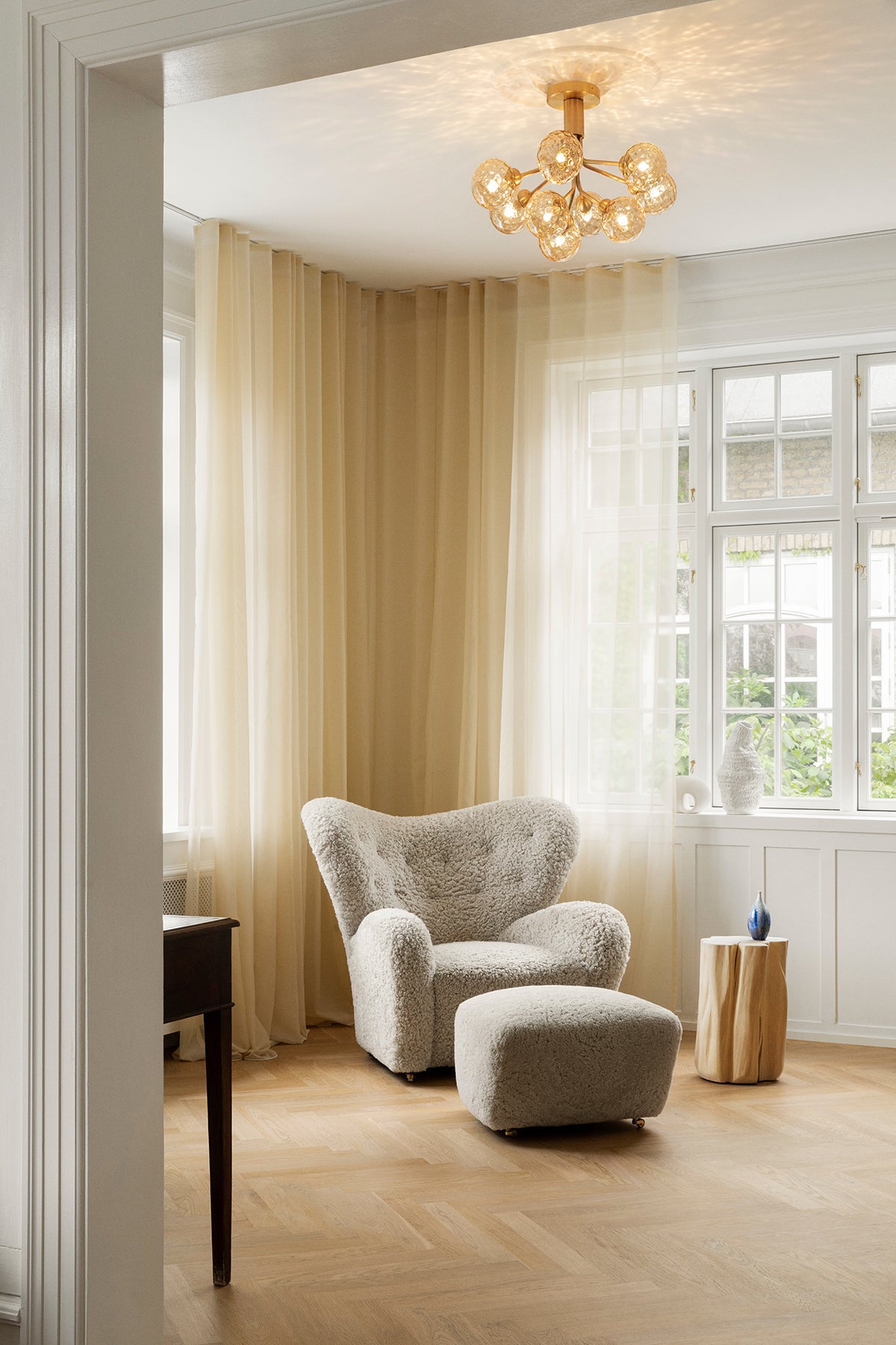 Nuura-Apiales-9-Ceiling-Brushed-Brass-Optic-Gold-Lifestyle