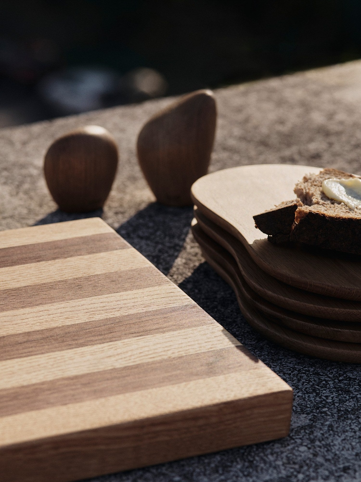 Ferm-Living-Stribe-Cutting-Board-Bold-Walnut-Oak-2376-miljo-1