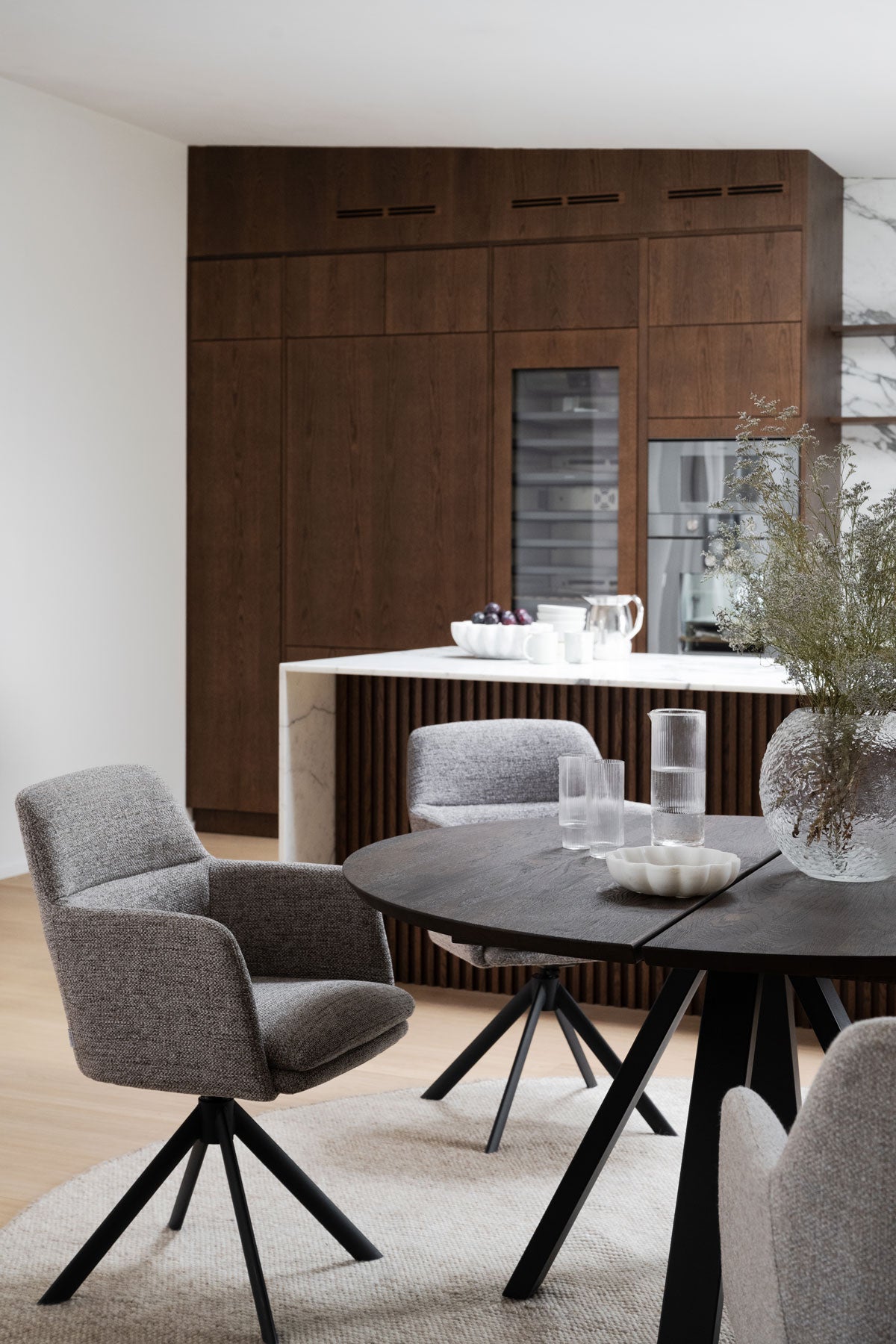 Gladstone-Karmstol-Morkbeige-Miljo_1