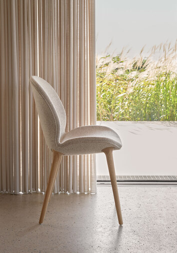 Vipp 462 Lodge Stol i stoffet Chestnut/Beige med lyse egetræben foran et vindue