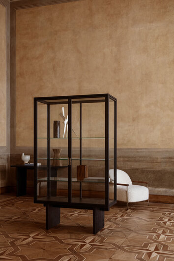 Private-vitrinskap-brunsvartek-Gubi-15